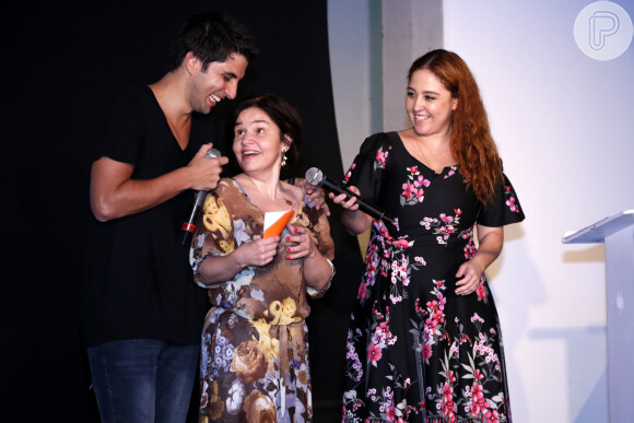 Cláudia Rodrigues anuncia um dos troféus da premiação