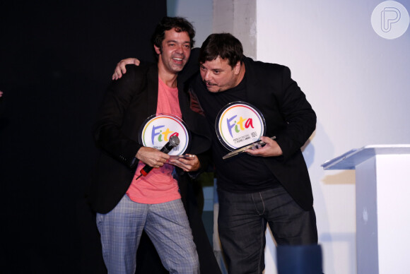 Bruno Mazzeo leva troféu de Melhor Ator no 3° Prêmio Fita de Teatro, em 19 de novembro de 2013