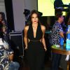 Bruna Marquezine não tem medo de ousar: no macacão escolhido para o aniversário da promoter Carol Sampaio, a artista combinou recortes na cintura, decote profundo e batom vermelho
