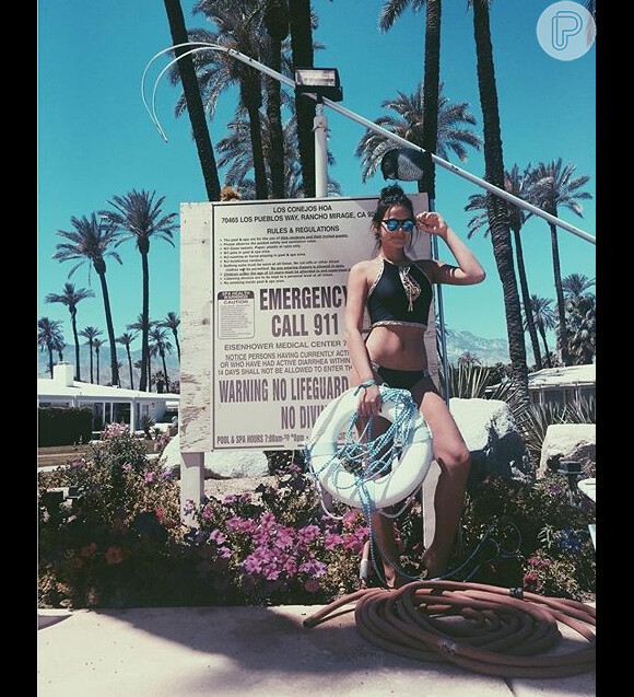 Para curtir o festival Coachella, Bruna Marquezine usou um vestido cheio de estilo e foi comparada à Kendall Jenner