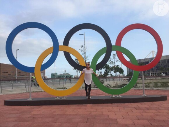 Claudia Leitte posou nos Anéis Olímpicos, dentro do Parque Olímpico