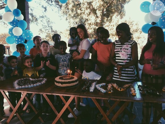 Bruna Marquezine comemorou seu aniversário antecipado com crianças refugiadas