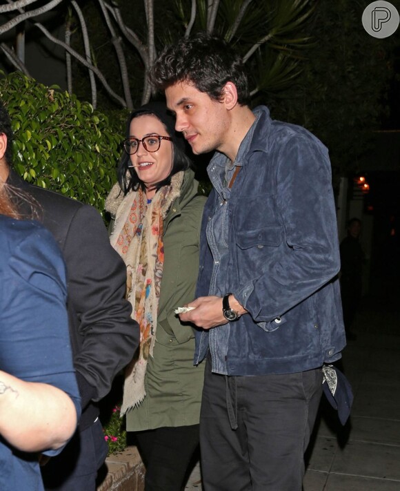 Katy Perry e John Mayer jantam em restaurante japonês, em Los Angeles, nos EUA, em 27 de dezembro de 2012