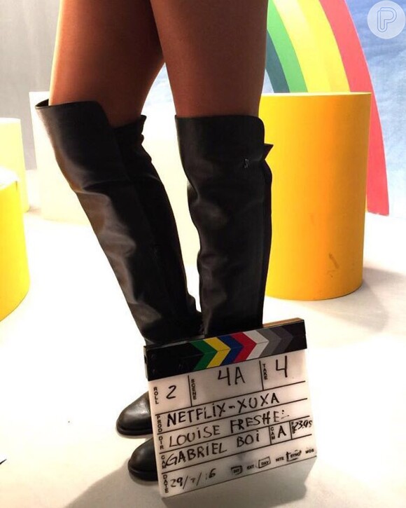 Xuxa Meneghel mostrou as botas over knee usadas no vídeo