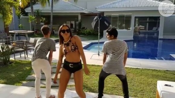 Anitta apareceu só de biquíni ao lado de dois amigos dançando 'Sim ou Não'