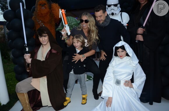 Adriane Galisteu, o marido, Alexandre Iódice, e o filho, Vittorio, posam ao chegar na festa, om tema 'Star Wars' nesta quinta-feira, dia 04 de agosto de 2016