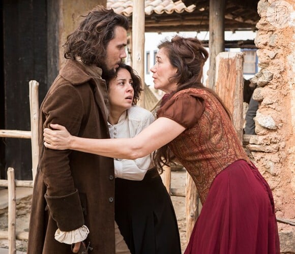 Virgínia (Lilia Cabral) ajudou Xavier (Bruno Ferrari) e Rosa (Andreia Horta) a fugirem, na novela 'Liberdade, Liberdade'. 'Arrepiante', disse um internauta