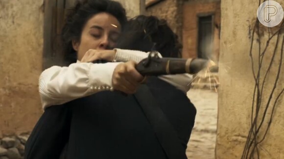 Rosa (Andreia Horta) atirou em Tolentino (Ricardo Pereira) abraçada a Xavier (Bruno Ferrari), na novela 'Liberdade, Liberdade'
