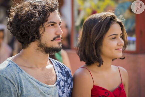 Na novela 'Velho Chico', Miguel (Gabriel Leone) compreende quando Olívia (Giullia Buscacio), virgem, diz que ainda não se sente preparada para fazer amor