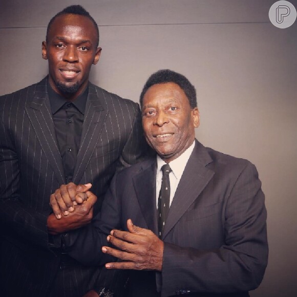 Em alguns eventos, Pelé já foi visto caminhando com o auxílio de bengala e vêm reclamando de dores musculares