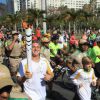 Luciano Huck e os filhos carregam a tocha olímpica na tarde desta sexta-feira, 5 de agosto de 2016, no Aterro do Flamengo, Zona Sul do Rio de Janeiro
