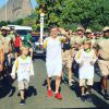 Luciano Huck e filhos carregam tocha olimpíca. 'Emoção única!'