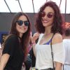 Débora Nascimento e Thaila Ayala posam juntas para das fotos no Arena Skol 