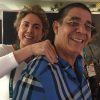 Zeca Pagodinho ganha uma massagem da ex-jogadora de basquete e atual comentarista esportiva da TV Globo, Hortência