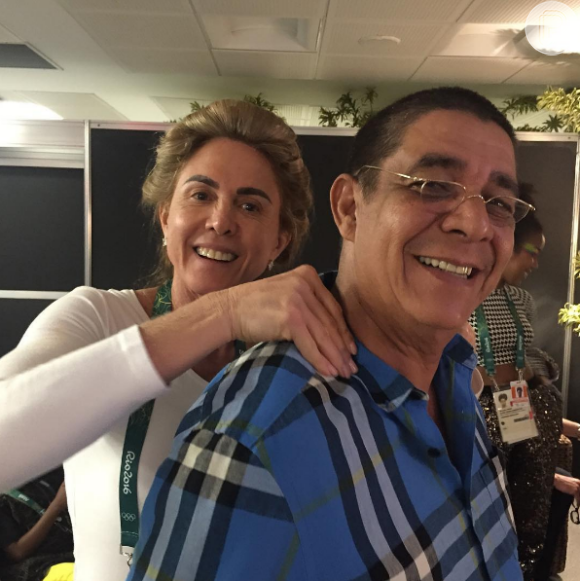 Zeca Pagodinho ganha uma massagem da ex-jogadora de basquete e atual comentarista esportiva da TV Globo, Hortência