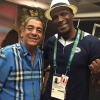 Zeca Pagodinho posa para as fotos ao lado do ex-atleta brasileiro Robson Caetano