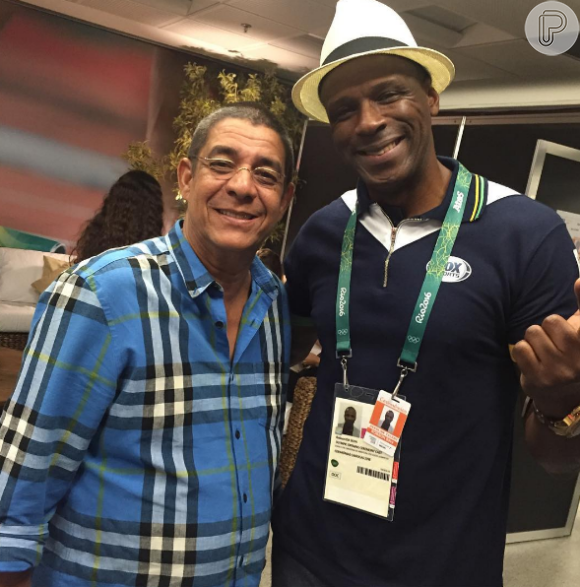 Zeca Pagodinho posa para as fotos ao lado do ex-atleta brasileiro Robson Caetano