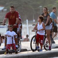 Ronaldo passeia com os filhos e a namorada, Paula Morais, na orla do Leblon