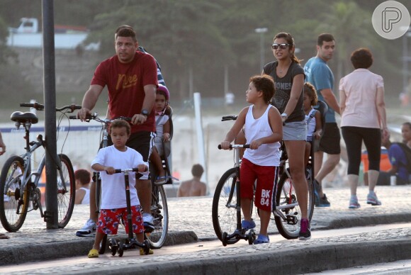 Ronaldo aproveitou o fim de tarde desta quinta-feira, 21 de novembro de 2013, para passear com os filhos na orla da praia do Leblon, na Zona Sul carioca