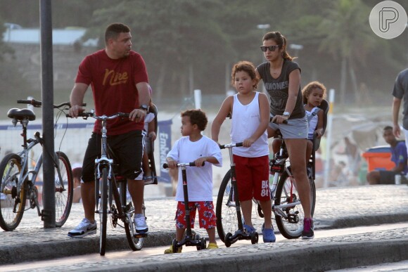 Ronaldo curte passeio em família, nesta quinta-feira, 21 de novembro de 2013