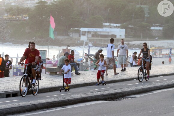 Ronaldo com os filhos, que escolheram andar de patinete, em passeio na orla da praia do Leblon, no Rio de Janeiro, nesta quinta-feira, 21 de novembro de 2013