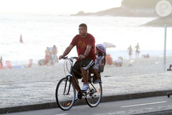 Ronaldo pedala com a filha mais nova, Maria Alice, de 3 anos, nesta quinta-feira, 21 de novembro de 2013
