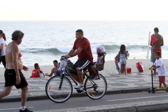Ronaldo está curtindo os dias ao ar livre no Rio de Janeiro, em 21 de novembro de 2013