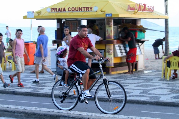 Ronaldo pedala na orla da praia do Leblon, nesta quinta-feira, 21 de novembro de 2013