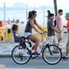 Paula Morais, namorada de Ronaldo, em passeio de bicicleta nesta quinta-feira, 21 de novembro de 2013