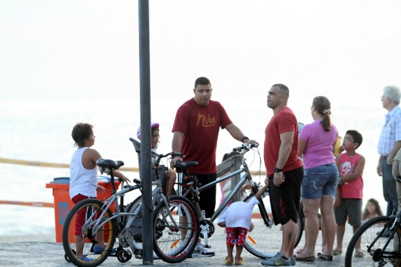 Ronaldo é flagrado na presença dos filhos durante passeio pela orla do Leblon, no Rio de Janeiro, nesta quinta-feira, 21 de novembro de 2013