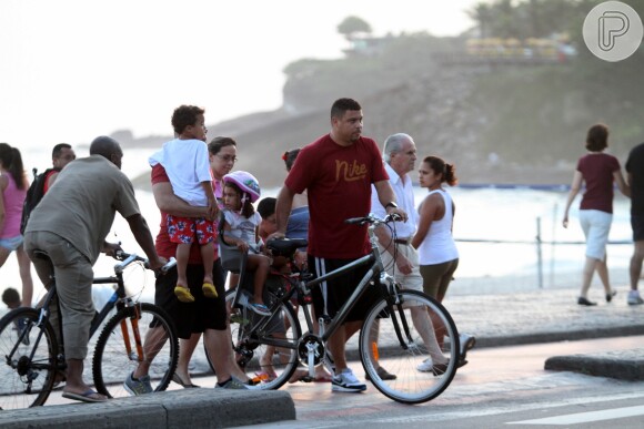 Ronaldo pedalou pela orla carioca junto com os filhos e a namorada, a DJ Paula Morais, nesta quinta-feira, 21 de novembro de 2013