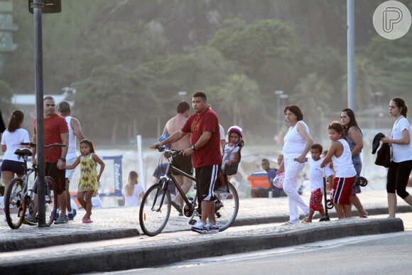Ronaldo em passeio ao ar livre no Rio de Janeiro, nesta quinta-feira, 21 de novembro de 2013