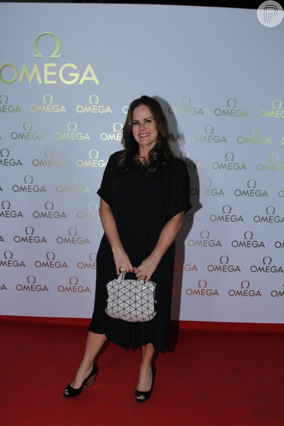 A jornalista Renata Ceribelli em festa da Casa Omega na Casa de Cultura Laura Alvim, no Rio de Janeiro