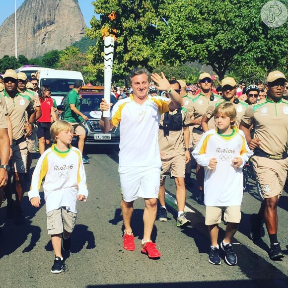 Luciano Huck carregou a tocha olímpica ao lado de seus filhos mais velhos Joaquim e Benício