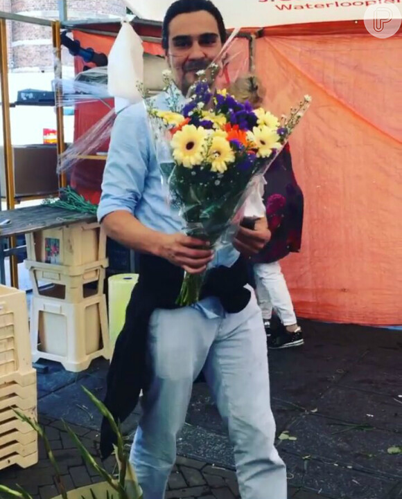 Danielle Winits ganha flores de André Gonçalves em viagem à Amsterdã