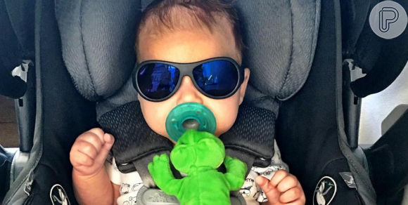Aos 3 meses, Boomer, filho do nadador americano Michael Phelps e de Nicole Johnson, faz sucesso na web com 101 ml seguidores no Instagram