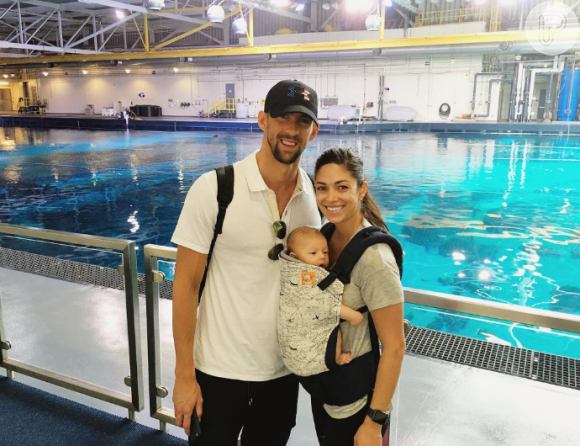Michael Phelps com a mulher, Nicole Johnson, e o filho Boomer, de 3 meses, sucesso na internet