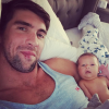 Aos 3 meses, Boomer, filho do nadador americano Michael Phelps e de Nicole Johnson, faz sucesso na web com 101 ml seguidores no Instagram