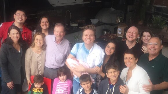 Michel Teló e Thais Fersoza posam com filha, Melinda, e família: '1º churrasco'