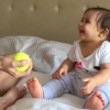 No vídeo, Deborah lança uma bola de tênis para o alto a arranca risadas da filha, Maria Flor