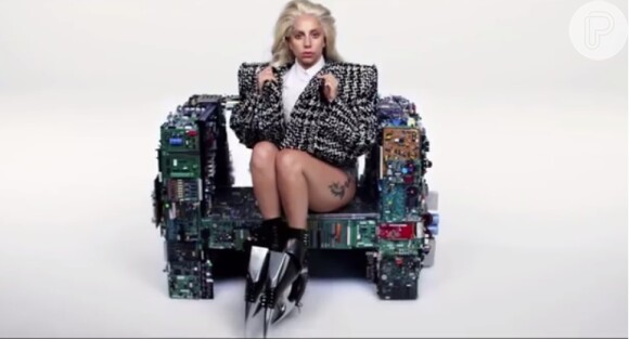 Lady Gaga aparece com fantasia bizarra em vídeo de divulgação do álbum 'ARTPOP'