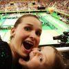 Fernanda Rodrigues publicou uma foto na companhia da filha, enquantoa companhada os Jogos Olímpicos Rio 2016