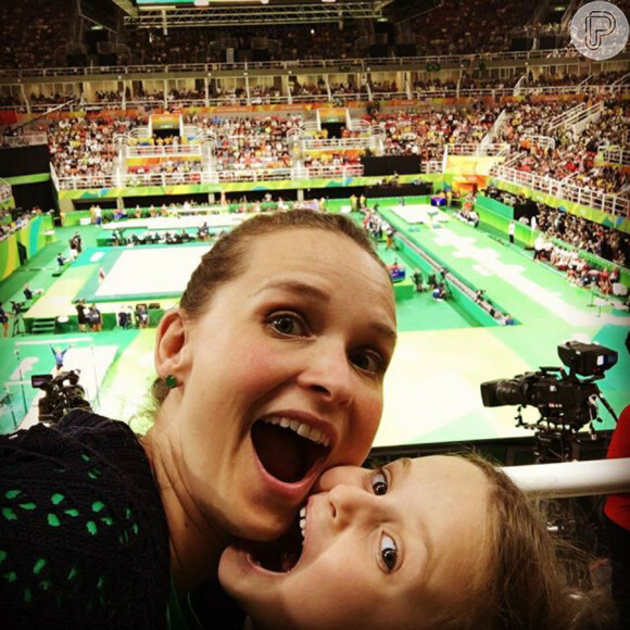 Fernanda Rodrigues publicou uma foto na companhia da filha, enquantoa companhada os Jogos Olímpicos Rio 2016