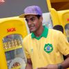 Marcello Melo Jr. posa com a camisa do Brasil no jogo de futebol feminino da Seleção contra Suécia