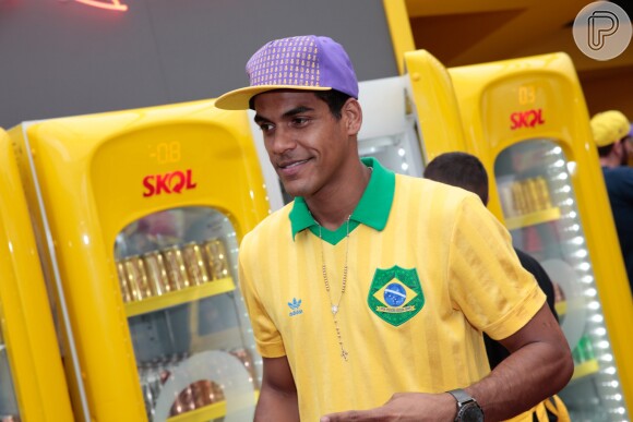 Marcello Melo Jr. posa com a camisa do Brasil no jogo de futebol feminino da Seleção contra Suécia