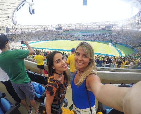 Pérola Faria torceu com uma amiga na partida Brasil x Suécia no futebol feminino
