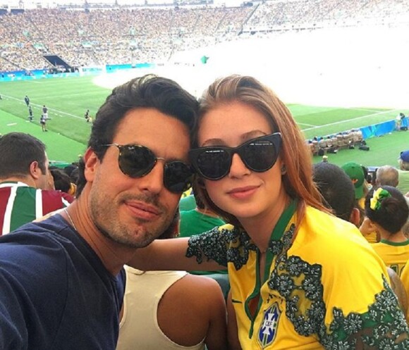 Marina Ruy Barbosa e o noivo, Xandinho Negrão, foram ao Maracanã assistir a partida entre Brasil e Honduras. 'Obrigada Neymar! Amamos! Jogão! Parabéns seleção!', escreveu a atriz na legenda da foto publicada no Instagram