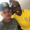 Antes de assistir o jogo do Brasil, Thiaguinho posou para as fotos com MC Maneirinho