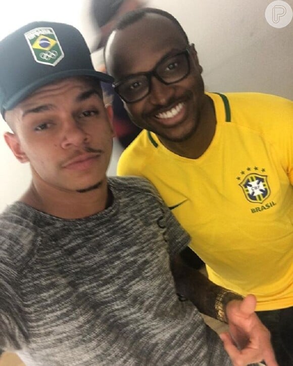 Antes de assistir o jogo do Brasil, Thiaguinho posou para as fotos com MC Maneirinho