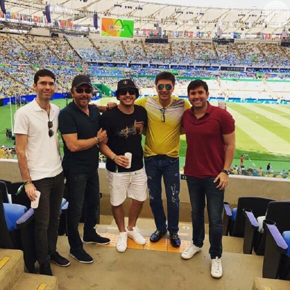 Wesley Safadão foi acompanhado dos amigos ao estádio do Maracanã e ficou na tribuna assistindo o jogo do Brasil contra Honduras, nesta quarta-feira, 17 de agosto de 2016